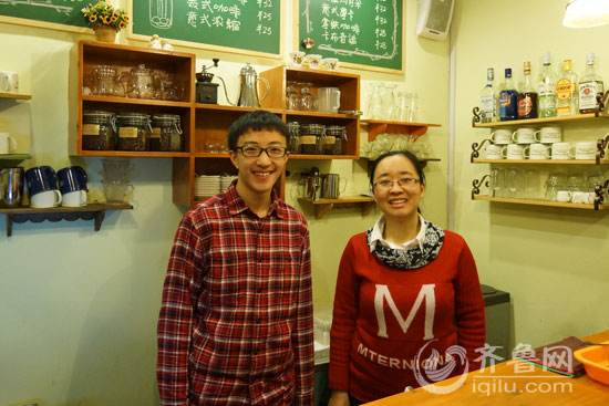 張旭東（左）與非魚咖啡館老板劉女士合影留念。隋欣 攝